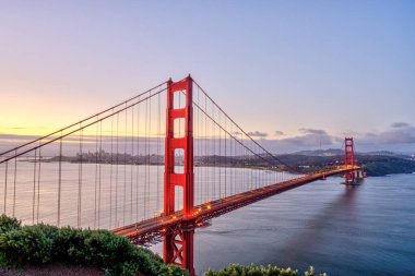 Şafakta San Francisco 'daki meşhur Golden Gate Köprüsü.