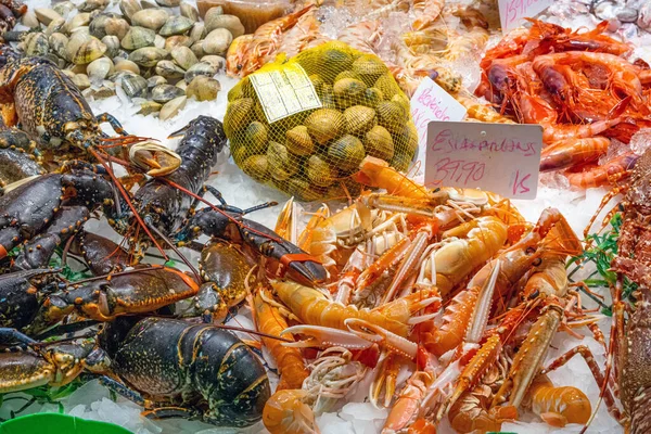 在西班牙巴塞罗那市场销售的龙虾和海鲜 — 图库照片