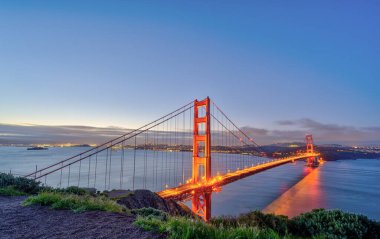 Şafakta San Francisco 'daki Golden Gate Köprüsü.