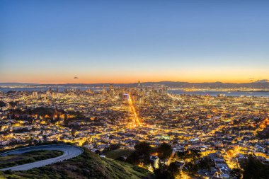 Güneş doğmadan önce San Francisco şehir merkezini izleyin.