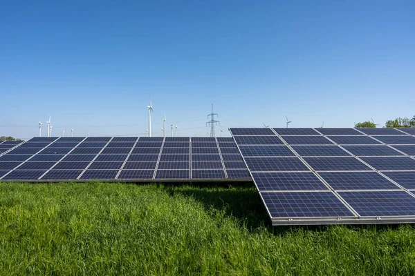 Usina Solar Com Linhas Energia Turbinas Eólicas Parte Trás Visto — Fotografia de Stock