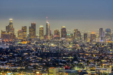 Geceleri Los Angeles şehir merkezinin ufuk çizgisi