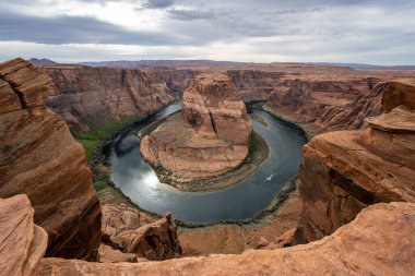 Kuzey Arizona 'daki Colorado nehrinin inanılmaz At nalı kıvrımı.