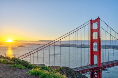San Francisco 'daki meşhur Golden Gate Köprüsü. Gün doğumunda.