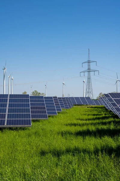 Solární Elektrárna Elektrickým Vedením Větrnými Turbínami Vzadu Německu — Stock fotografie