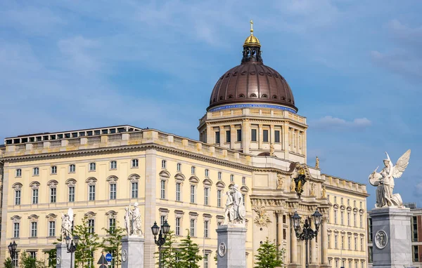 Güneşli Bir Günde Berlin Deki Yeniden Inşa Edilen Şehir Sarayı — Stok fotoğraf
