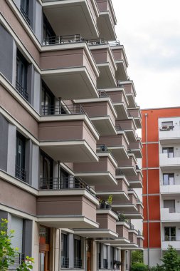 Berlin, Almanya 'da balkonları görünen modern bir apartman cephesi.