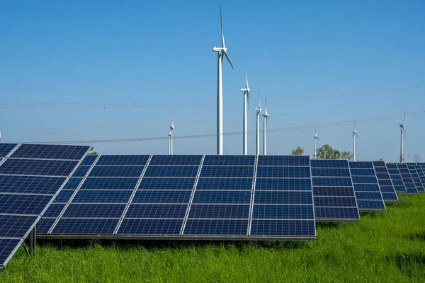 在德国看到的风力涡轮机 太阳能电池板和电线 — 图库照片