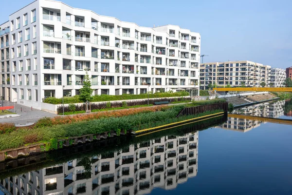 Modernos Edificios Apartamentos Con Reflejo Pequeño Canal Visto Berlín Alemania — Foto de Stock