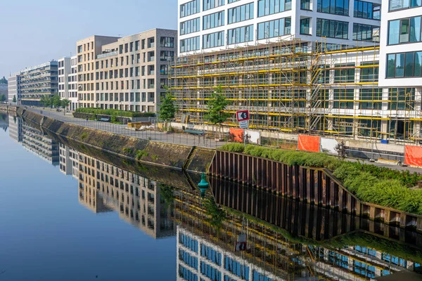 ベルリン ドイツで見られる小さな運河の反射を持つ新しいアパートの建物 — ストック写真