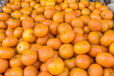 Bir markette satılık mandalina yığını.
