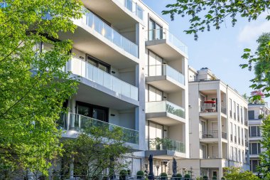 Berlin, Almanya 'da yeşilliklerle çevrili modern apartmanlar