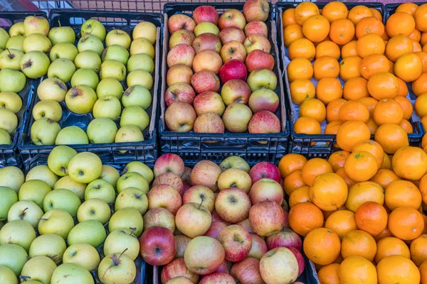 Jabłka Mandarynki Sprzedaż Rynku — Zdjęcie stockowe