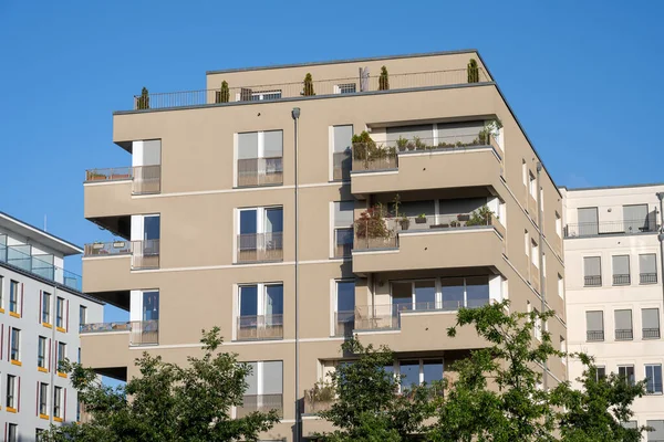 德国柏林的现代米黄色公寓楼 图库图片