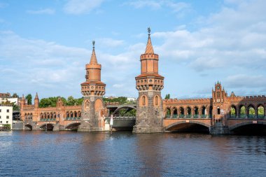 Güneşli bir günde Berlin 'deki güzel Oberbaumbruecke
