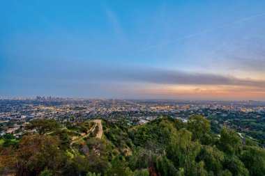 Gün batımından sonra şehir merkezindeki ufuk çizgisiyle Los Angeles 'a bakın.