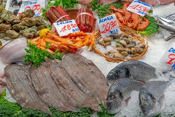 在西班牙巴塞罗那的一个市场上看到的新鲜鱼和海鲜的精美展览 — 图库照片