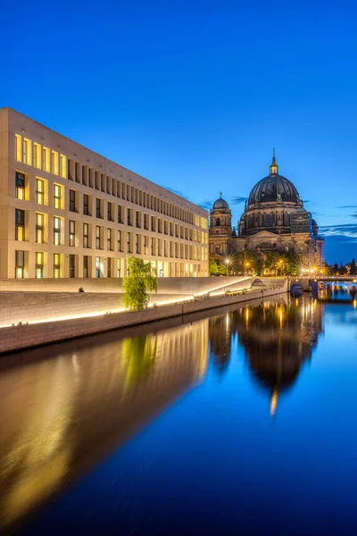 黄昏时分 柏林的故宫 大教堂和斯普雷河的现代背面 — 图库照片