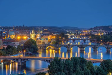 Alacakaranlıkta Prag 'daki Vltava nehri üzerindeki köprüler.