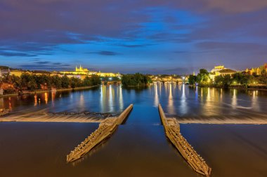 Geceleri Prag 'daki Vltava Nehri' nin arkasında şato var.