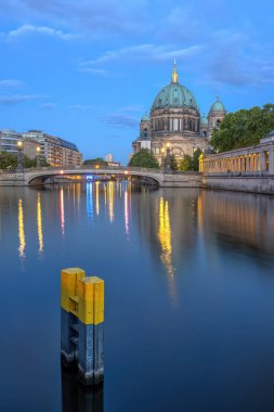 Berlin Katedrali, müze adası ve nehir alacakaranlıkta Spree Nehri.