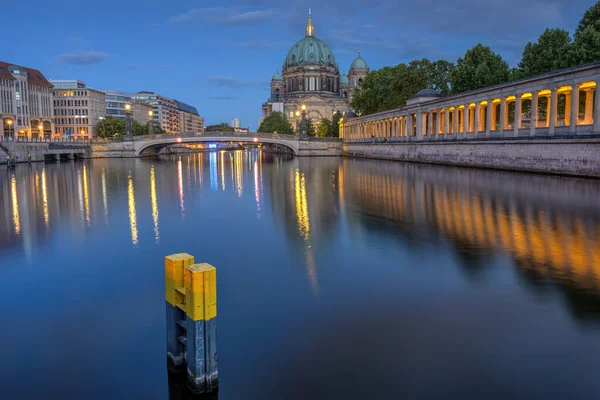 黄昏时分的柏林大教堂 博物馆岛和斯普雷河 — 图库照片