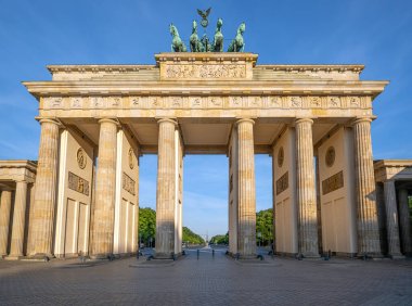 Almanya, Berlin 'deki ünlü Brandenburger Tor' un yüksek çözünürlüklü görüntüsü