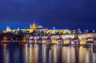 Şato, katedral ve geceleri Prag 'daki ünlü Charles Köprüsü.