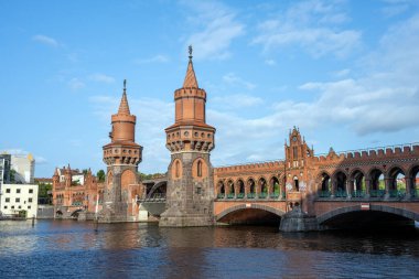 Nehrin karşısındaki ünlü Oberbaumbruecke Berlin 'de Spree, Almanya