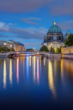 Berlin Cathedral ve alacakaranlıkta Spree Nehri