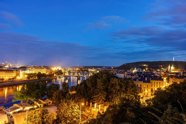 Sağdaki Mala Strana Bölgesiyle Geceleyin Prag Bakın — Stok fotoğraf