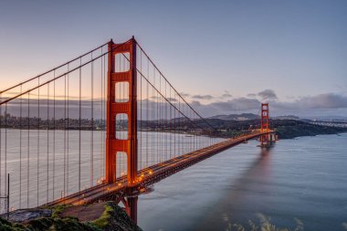 Şafakta San Francisco 'daki meşhur Golden Gate Köprüsü.
