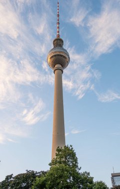 Berlin 'in ikonik televizyon kulesi son güneş ışınlarıyla parlıyordu.