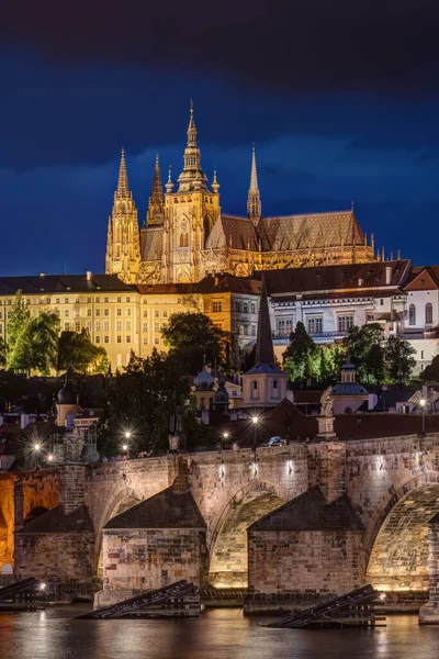 Catedral San Vito Puente Carlos Praga Por Noche —  Fotos de Stock