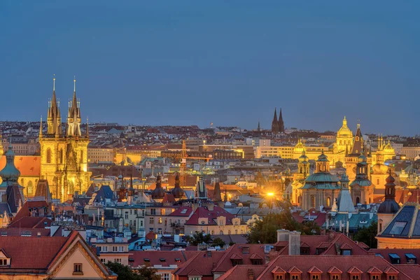 Tyn Kilisesi Nin Kuleleriyle Geceleyin Prag Eski Şehrine Bakın — Stok fotoğraf