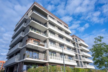 Berlin, Almanya 'da güneşli balkonları olan modern apartman binası