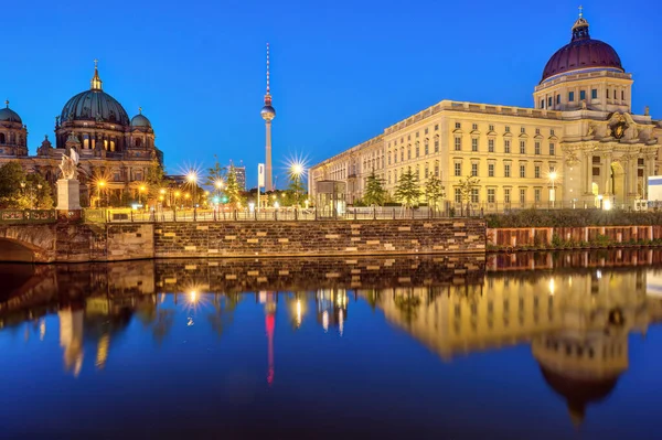 柏林大教堂 著名的电视塔和晚上重建的故宫 — 图库照片