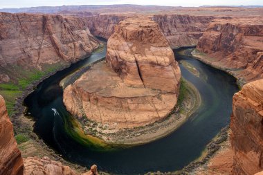 Kuzey Arizona, ABD 'deki Colorado nehrinin ünlü Horseshoe Virajı.