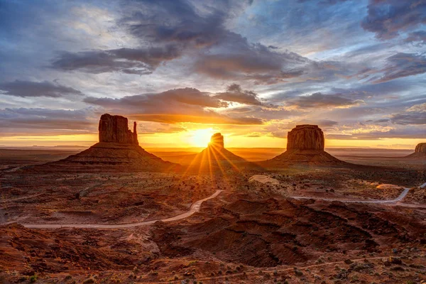 Dramatisk Soluppgång Den Berömda Monument Valley Arizona Usa Royaltyfria Stockbilder