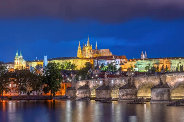 Azize Vitus Katedrali Geceleri Prag Daki Charles Köprüsü — Stok fotoğraf