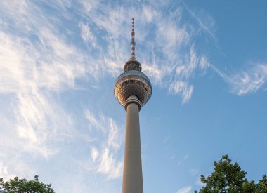 Gün batımından hemen önce Berlin 'in ünlü TV Kulesi