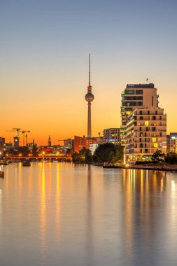 Berlin 'deki Spree nehri. Alacakaranlıkta, arkasında ünlü TV kulesi olan.
