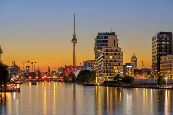 Floden Spree Berlin Efter Solnedgang Med Det Berømte Tårn Ryggen - Stock-foto