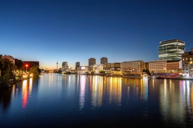 Berlin 'de Spree nehri. Arkasında ünlü Televizyon Kulesi var.