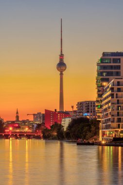 Berlin 'de gün batımından sonra Spree nehri olan ünlü TV kulesi.