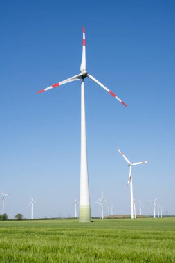 Kırsal Almanya 'da rüzgar enerji türbinleri görülüyor