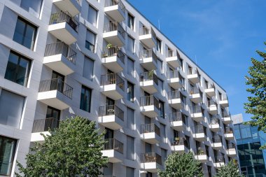 Berlin, Almanya 'da birçok küçük balkonu olan beyaz apartman binası
