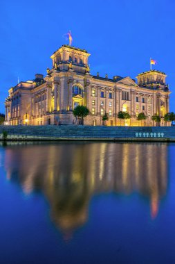 Alman parlamentosu binası, görkemli Reichstag. Alacakaranlıkta Spree nehrinde.