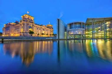 Reichstag ve Paul-Loebe-Haus nehirde Şafakta Berlin 'de Spree