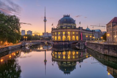 Şafak vakti Berlin 'de ünlü TV kulesi ve müze adasıyla Spree nehri.